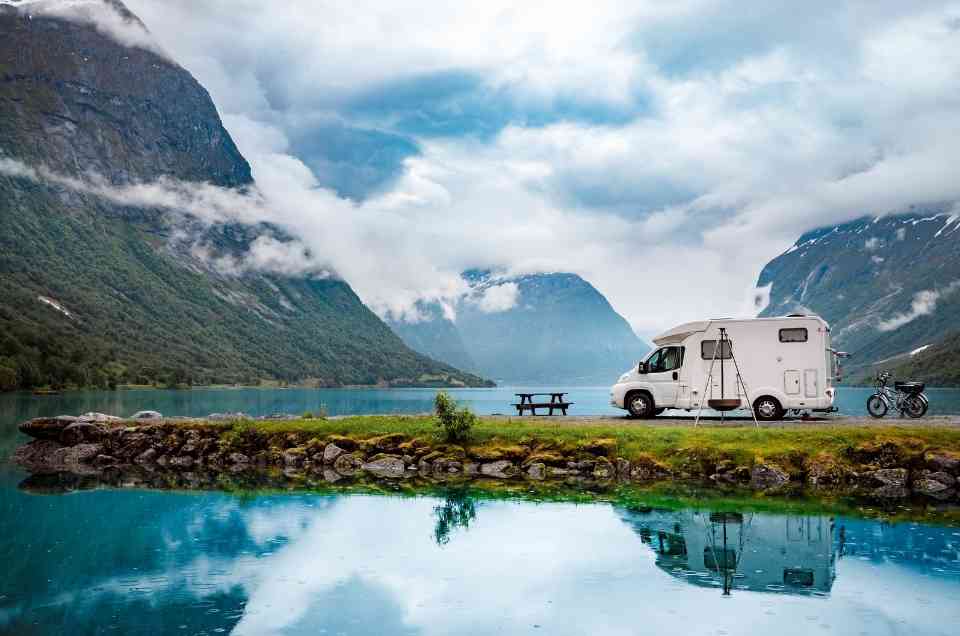 This digital nomad couple decided to give it all up and travel in a motorhome